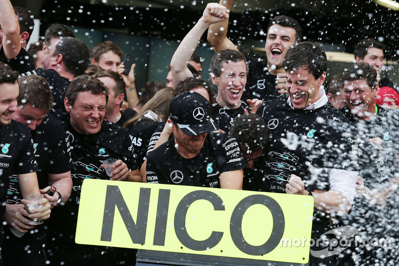 Переможець Ніко Росберг, Mercedes AMG F1 святкує Кубок конструкторів з керівником Mercedes AMG F1 Тото Вольффом та командою