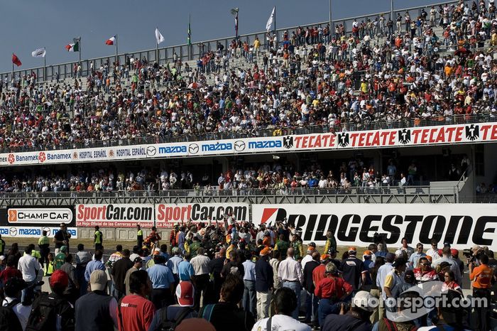 El ganador de la carrera Sébastien Bourdais celebra