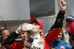 Victory Lane : le vainqueur Dan Wheldon boit le lait du vainqueur