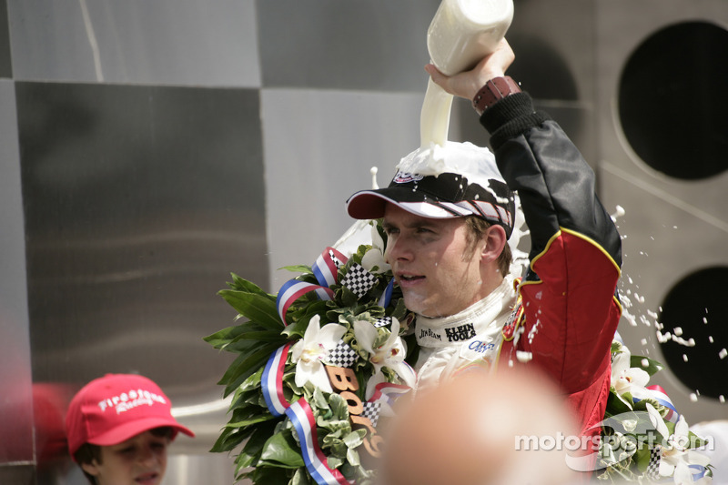 Victory lane: ducha de leche para Dan Wheldon