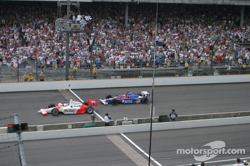 Sam Hornish Jr. passeert de finishvlag voor Marco Andretti