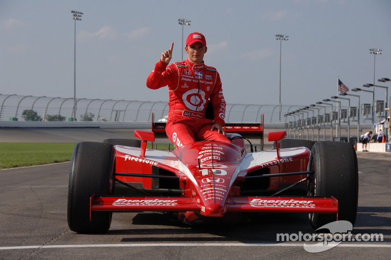 Le vainqueur de la pole position Dan Wheldon fait la fête