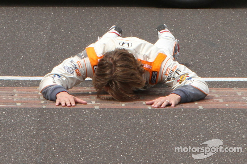 2011: Dan Wheldon kust de yard of bricks