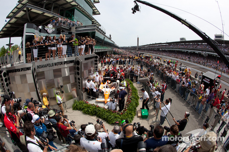 2011: Victory circle: race winnaar Dan Wheldon, Bryan Herta Autosport with Curb / Agajanian