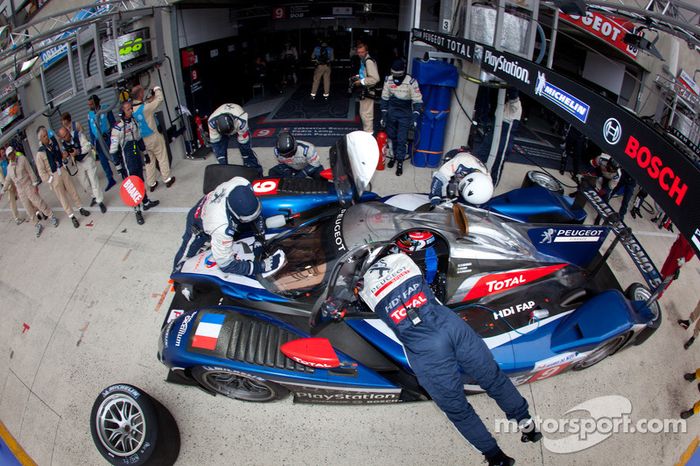 Pit stop for #9 Team Peugeot Total Peugeot 908: Sébastien Bourdais, Simon Pagenaud, Pedro Lamy