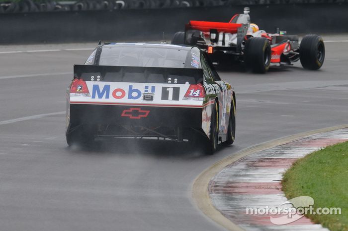 Tony Stewart en su Chevy Impala Sprint Cup y Lewis Hamilton en su McLaren MP4-23