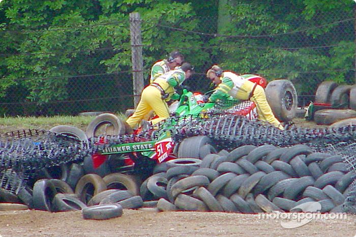 Adrián Fernández  en la barrera de neumáticos