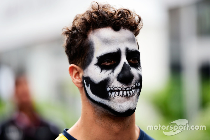 Daniel Ricciardo, Red Bull Racing llega al circuito pintado como catrín del Dia de Muertos