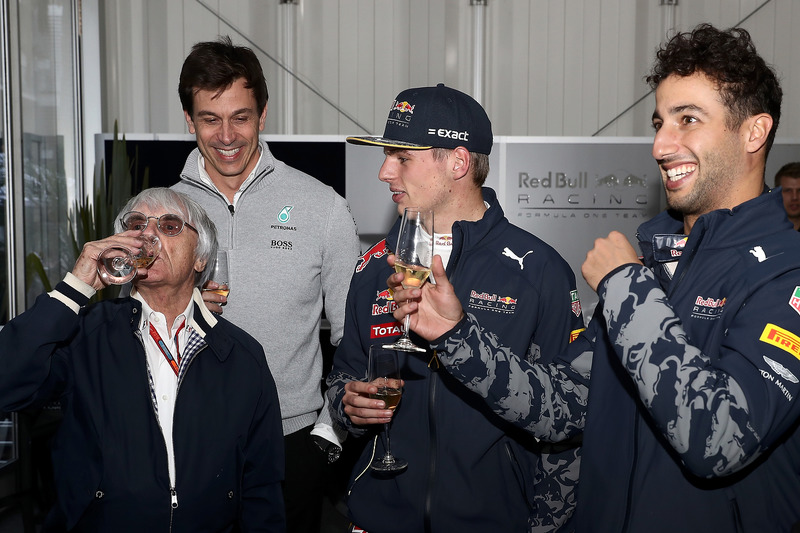 Jefe supremo de la F1 Bernie Ecclestone es celebrado por su cumpleaños por Max Verstappen, Red Bull Racing, Daniel Ricciardo, Red Bull Racing y Toto Wolff, Mercedes GP Director Ejecutivo