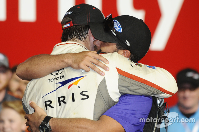Ganador de la carrera y Campeón 2016 Daniel Suárez, Joe Gibbs Racing Toyota, Darrell Wallace Jr., Roush Fenway Racing Ford