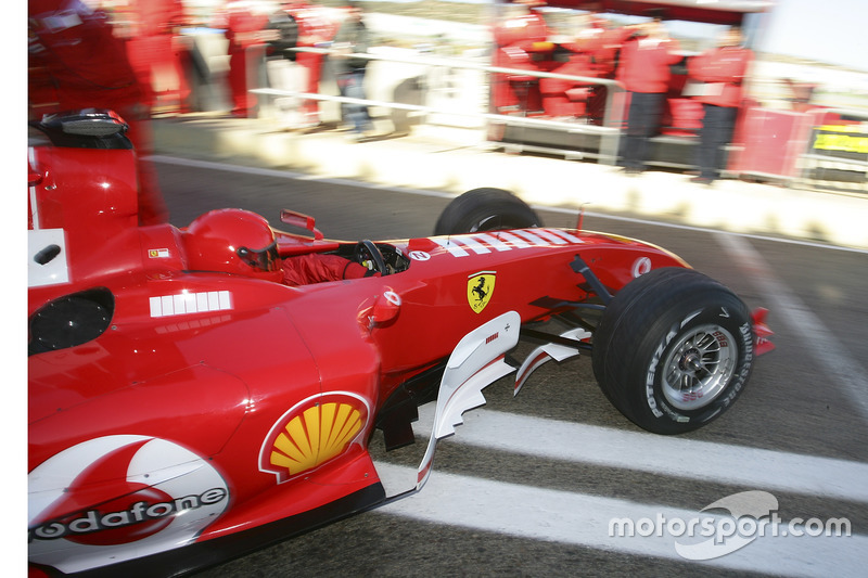 Valentino Rossi conduce el Ferrari F2004 con motor V10 en Valencia en 2006