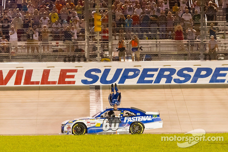 Le vainqueur Carl Edwards célèbre sa victoire