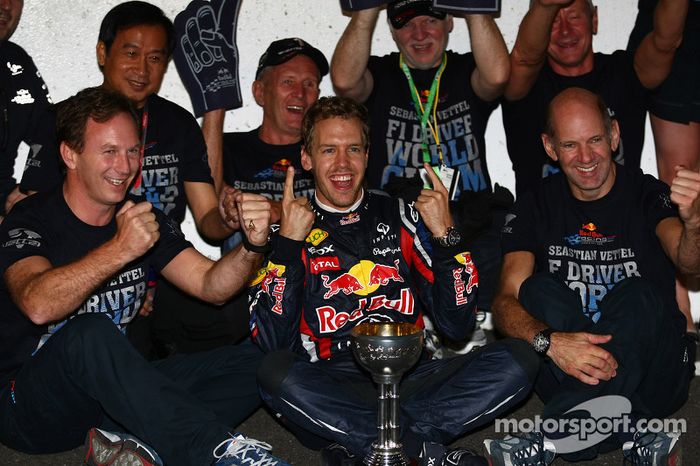 Los campeones de ese año, Vettel en pilotos y Red Bull en equipos
