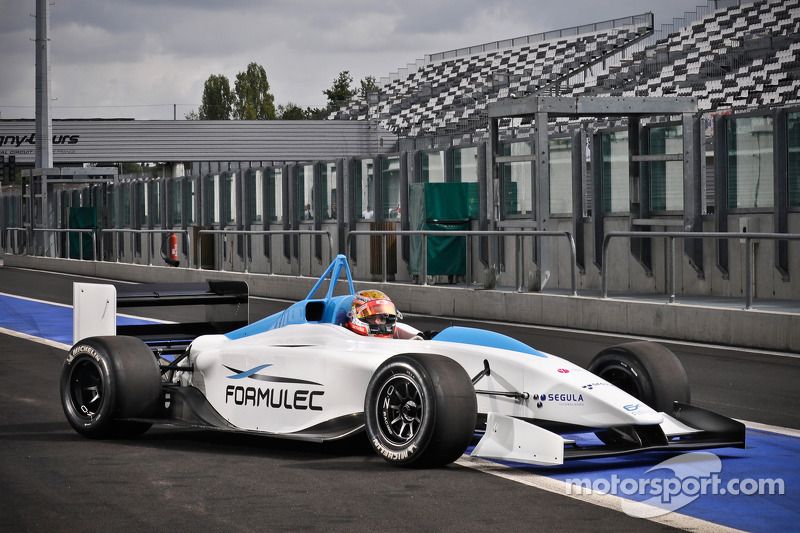 Jules Bianchi tests the Formulec EF01