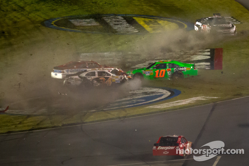 Crash with Danica Patrick, Stewart-Haas Racing Chevrolet, Trevor Bayne, Wood Brothers Racing Ford, David Ragan, Front Row Motorsports Ford, Kurt Busch, Phoenix Racing Chevrolet