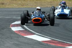 #1 Richard Attwood - BRM P261 F1 (1964) en #35 Doug Mockett - Cooper T53 (1961)