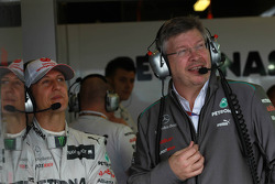 Michael Schumacher, Mercedes GP y Ross Brawn, Team Principal, Mercedes GP Petronas