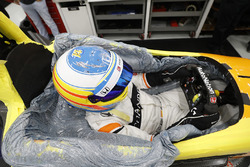 Fernando Alonso moule son baquet