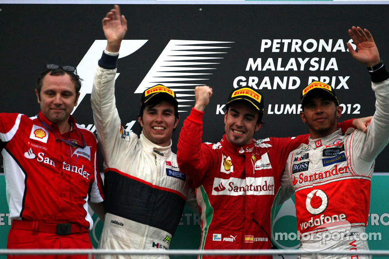 Podium: Sieger Fernando Alonso, Scuderia Ferrari; 2. Sergio Perez, Sauber F1 Team; 3. Lewis Hamilton