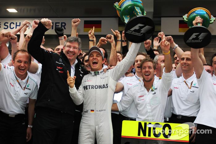 Ganador de la carrera Nico Rosberg, Mercedes AMG F1 celebra con Ross Brawn, director del equipo Mercedes AMG F1