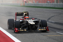 3.d Romain Grosjean, Lotus F1 E20 kutlama yapıyor past his team, end, race