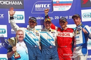 Race winner Robert Huff, Chevrolet Cruze 1.6T, Chevrolet, second place Yvan Muller, Chevrolet Cruze 1.6T, Chevrolet, third place Gabriele Tarquini, SEAT Leon WTCC, Lukoil Racing Team, Pepe Oriola, SEAT Leon WTCC, Tuenti Racing Team 1st position Yokohama T