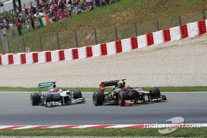 Kimi Raikkonen, Lotus F1 and Michael Schumacher, Mercedes AMG F1 at the start of the race