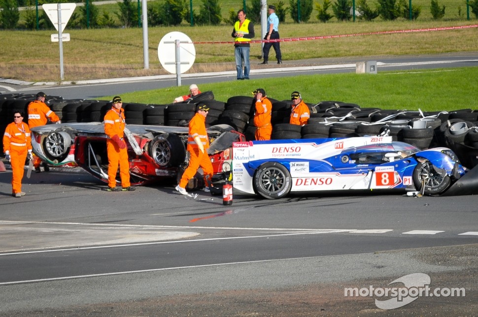 Aftermath of the crash between #81 AF Corse Ferrari 458 Italia: Piergiuseppe Perazzini, Matt Griffin, Nicola Cadei and #8 Toyota Racing Toyota TS 030 - Hybrid: Anthony Davidson, Sébastien Buemi, Stéphane Sarrazin