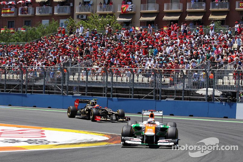 Paul di Resta, de Sahara Force India aventaja a Romain Grosjean, de Lotus F1