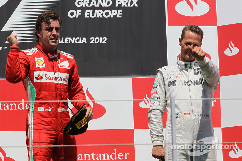 Ganador de la carrera Fernando Alonso, Scuderia Ferrari con el tercer lugar Michael Schumacher, Mercedes AMG Petronas