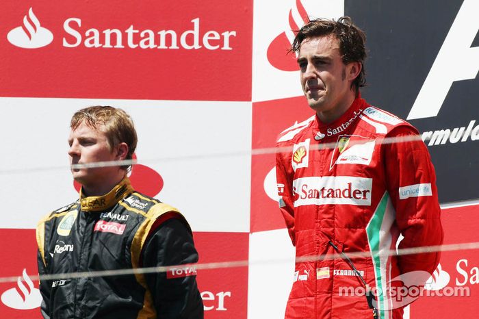 Ganador de la carrera Fernando Alonso, Ferrari en el podio con Kimi Raikkonen, Lotus F1 Team