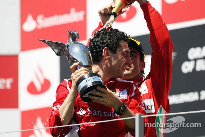 Ganador de la carrera Fernando Alonso, Ferrari celebra en el podio con Andrea Stella, Ingeniero de c