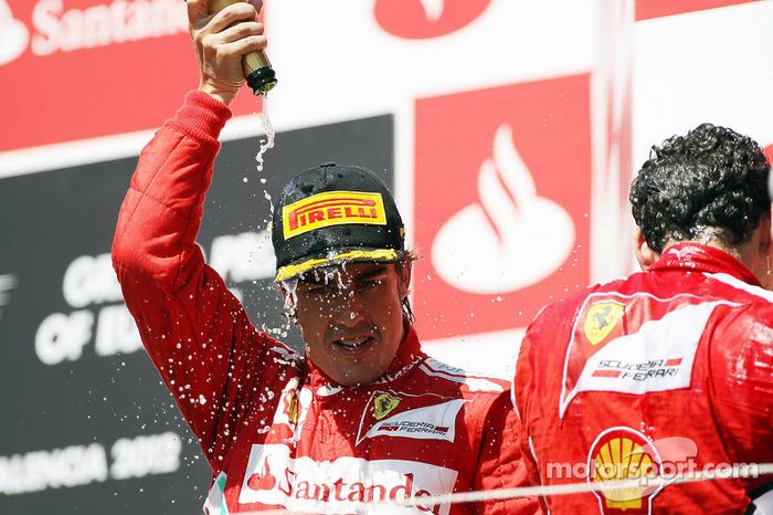Ganador de la carrera Fernando Alonso, Ferrari celebra en el podio