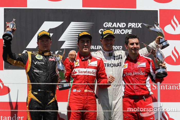 Ganador de la carrera Fernando Alonso, Scuderia Ferrari, segundo lugar Kimi Raikkonen, Lotus Renault