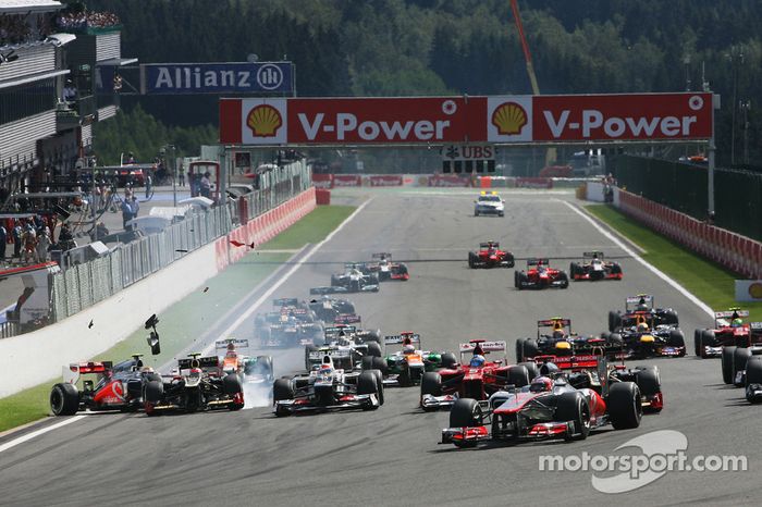 Jenson Button, McLaren lleva al principio en un accidente sobreviene con McLaren, Lewis Hamilton y Romain Grosjean, Lotus F1