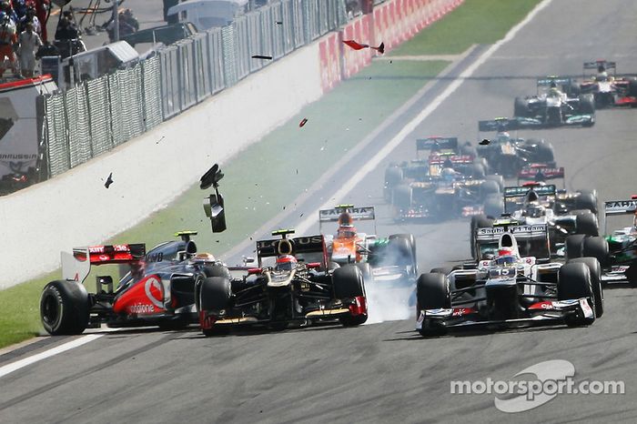 Jenson Button, McLaren al inicio en un accidente con McLaren, Lewis Hamilton y Romain Grosjean, Lotus F1