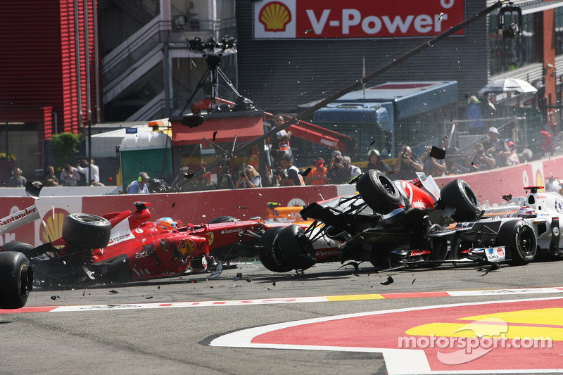 Crash bij de start met Lewis Hamilton, McLaren, Romain Grosjean, Lotus F1, Fernando Alonso, Ferrari,