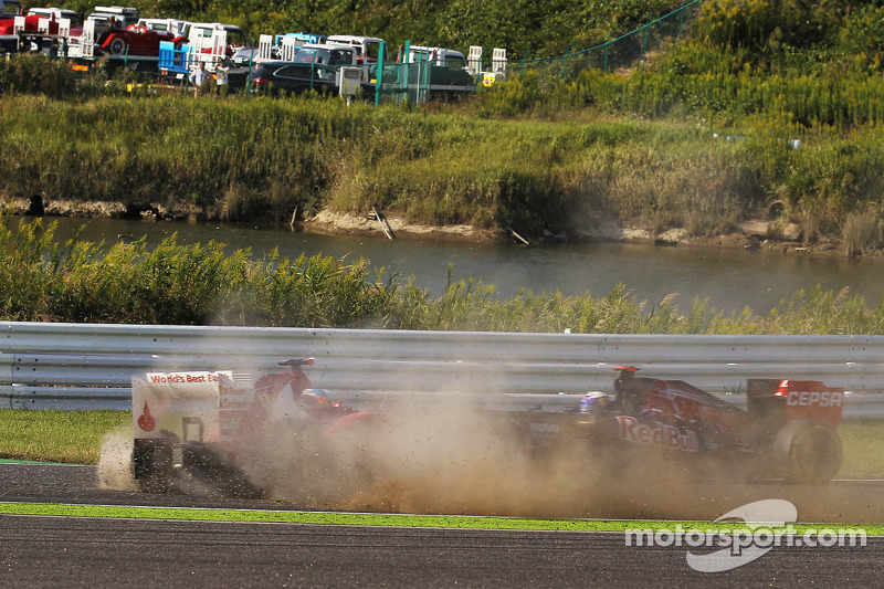 Fernando Alonso, Ferrari crashes out at the start of the race after contact with Kimi Raikkonen, Lotus F1