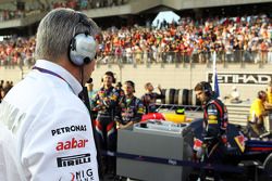 Ross Brawn, director del equipo Mercedes AMG F1 mira el Red Bull Racing de mapa