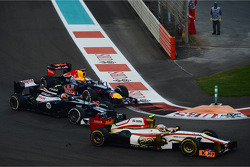 Narain Karthikeyan, HRT Formula One Team HRT battles for position with Bruno Senna, Williams and Sebastian Vettel, Red Bull Racing