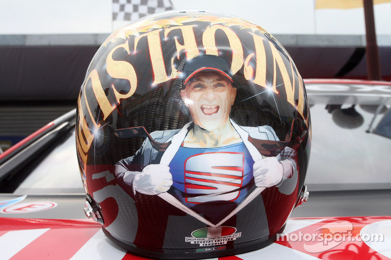 El casco de Gabriele Tarquini, SEAT León WTCC, Lukoil Racing Team para su última carrera con Seat