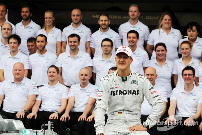 Michael Schumacher, Mercedes AMG F1, en la foto de equipo