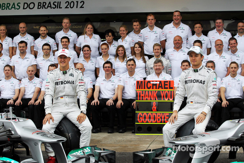 Michael Schumacher, Mercedes AMG F1, und Nico Rosberg, Mercedes AMG F1, beim Teamfoto