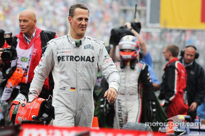 Michael Schumacher, Mercedes AMG F1, dice adiós en el parque cerrado.