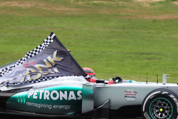 Michael Schumacher, Mercedes AMG F1 runs with a Thank You flag on the way to the grid