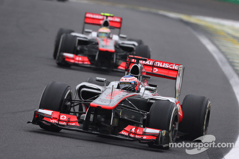 Mas, devido à inconsistência dos pilotos e erros no box, o time não conseguiu fazer frente a Vettel e Alonso, que disputaram aquele título. Mesmo assim, a McLaren venceu sete provas, assim como a campeã de construtores, a Red Bull.
