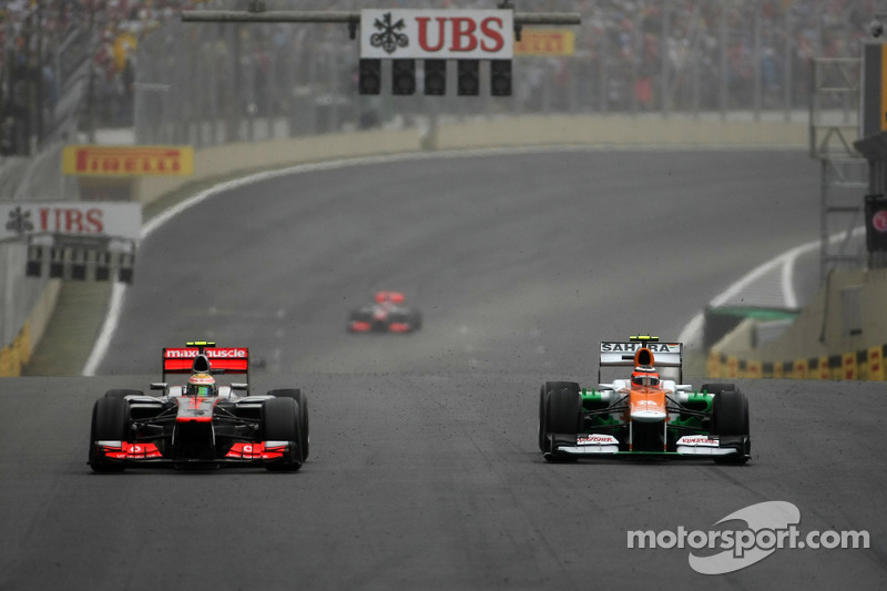 Льюіс Хемілтон (McLaren Mercedes) і Ніко Хюлькенберг (Force India)