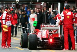 Fernando Alonso, da Ferrari F138 retorna para os boxes com algo ligados ao bocal de combustível