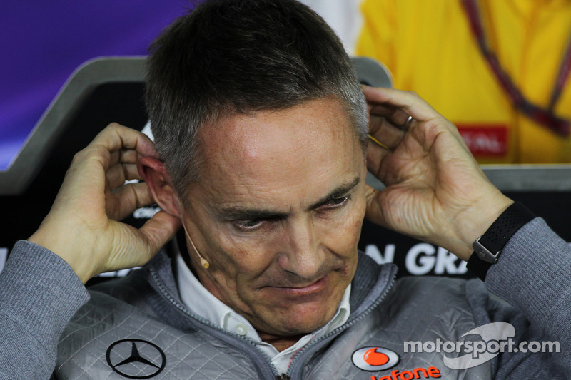 Martin Whitmarsh, CEO da McLaren com seu microphone na coletiva da FIA