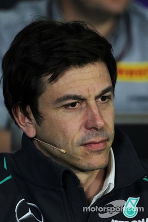 Toto Wolff, acionista e diretor da equipe Mercedes na coletiva da FIA